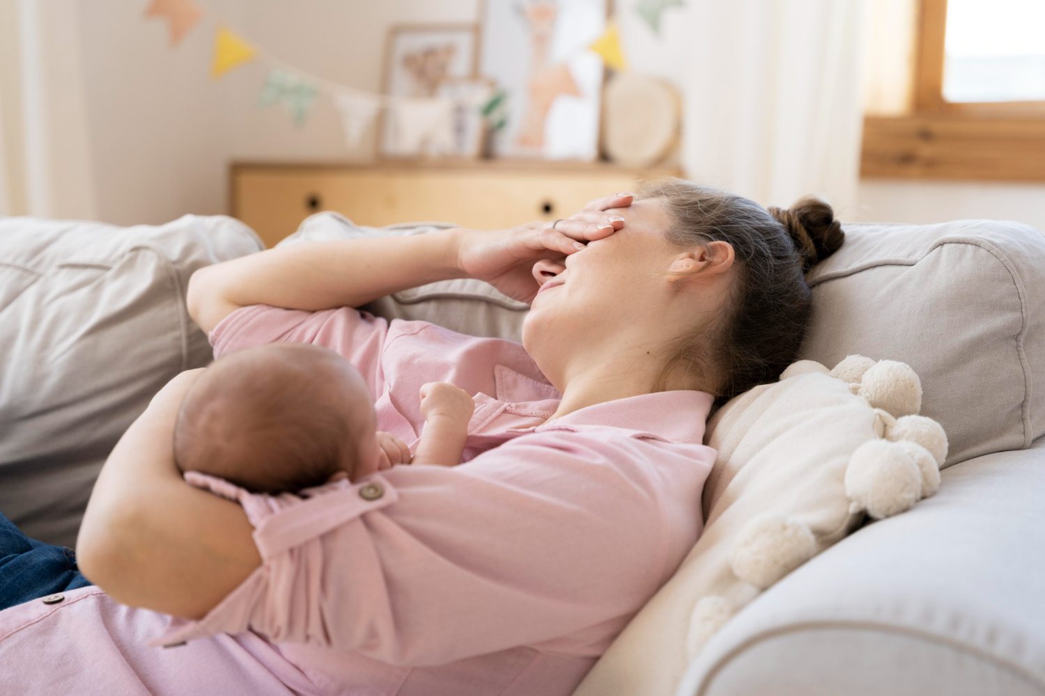 ¿Sientes tristeza o culpa tras el nacimiento de tu bebé? En Psytel exploramos la salud emocional en el postparto, el apego seguro y cómo pedir ayuda profesional.