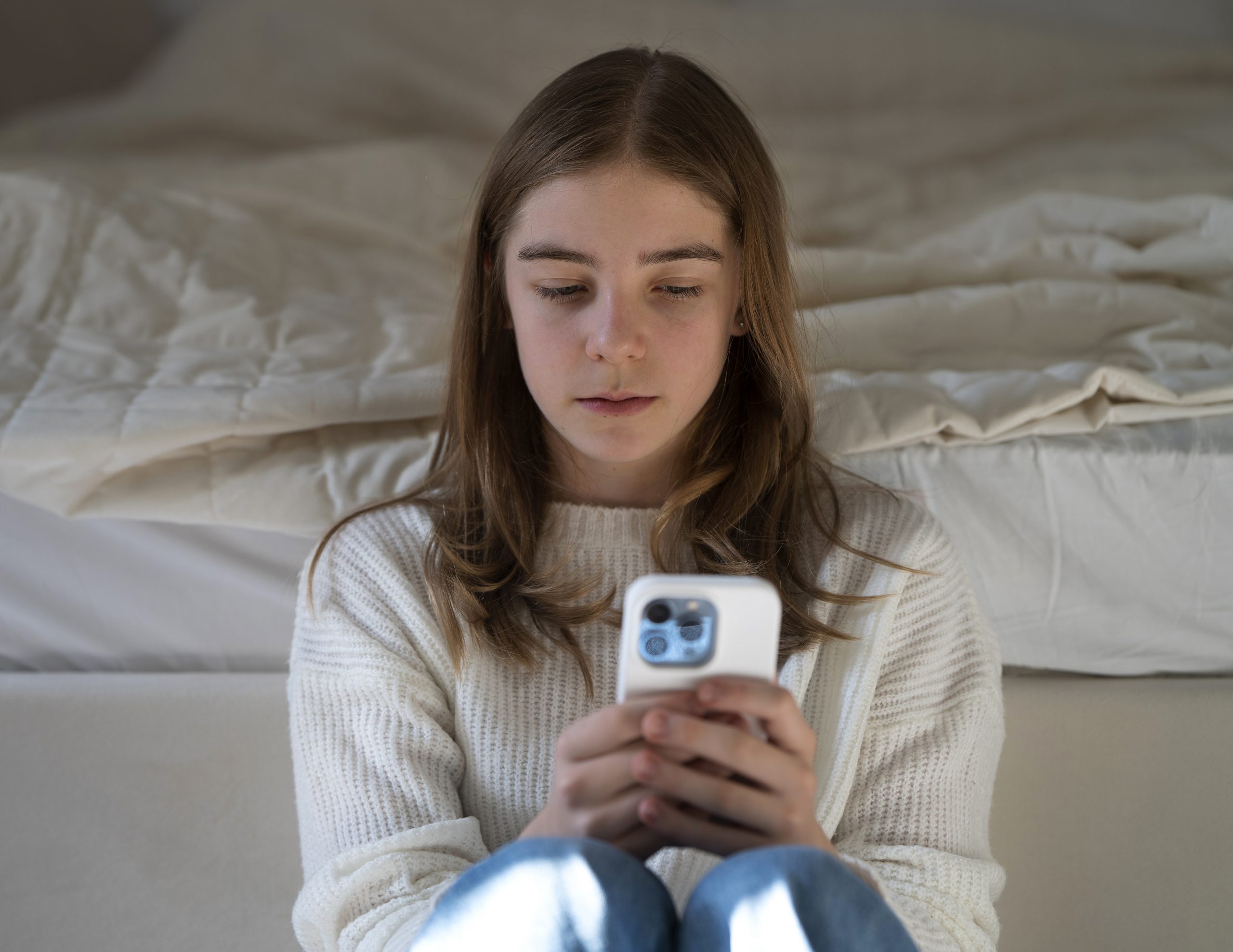 ¿Sientes ansiedad por revisar tus redes o perderte planes? Descubre qué es el FOMO, sus causas psicológicas y cómo transformarlo en JOMO con Psytel.