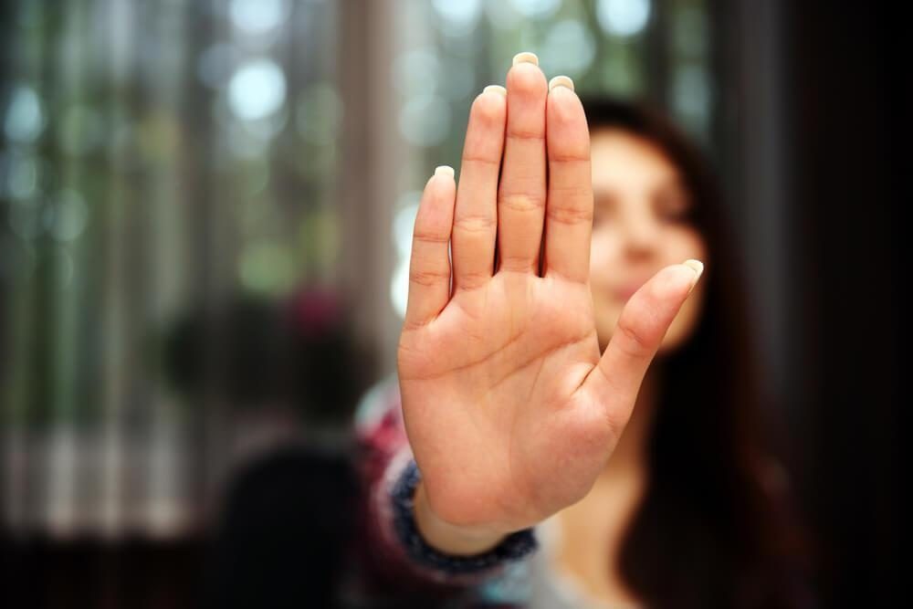 ¿Te cuesta decir que no? Descubre por qué sentimos culpa al marcar distancias y cómo aprender a poner límites con asertividad y autocuidado con Psytel.
