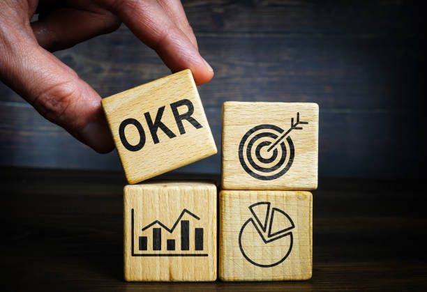 Descubre cómo implementar OKR en psicología para definir objetivos claros, medir resultados y optimizar el desempeño profesional y organizacional. Conoce la metodología en Psytel.